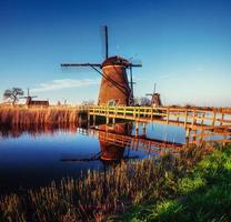 la strada che dal canale porta ai mulini a vento olandesi foto