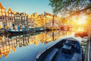 canale al tramonto. Amsterdam è la capitale foto