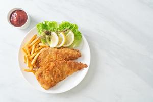 cotoletta di weiner fatta in casa con chips di patate foto