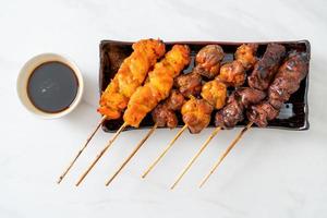 grigliata di pollo giapponese o yakitori serviti in stile izakaya foto