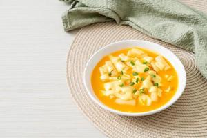 tteokbokki con formaggio o torta di riso coreano con formaggio foto