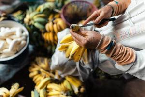 banana coltivata per la lavorazione, banana in mano al venditore foto