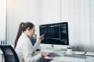 sviluppo di tecnologia di programmazione e codifica lavorando in un software engineer che sviluppa applicazioni in ufficio. foto