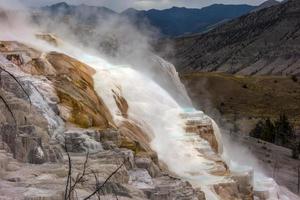 vista di mastodontiche sorgenti termali foto