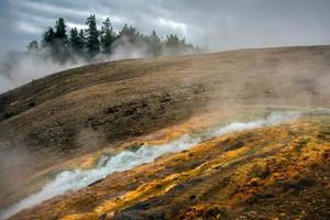 deflusso dal cratere del geyser excelsior foto