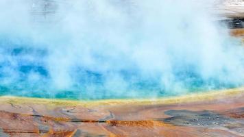 persone sul lungomare della grande primavera prismatica di Yellowstone foto