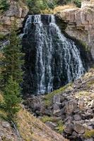 cascata rustica delle cascate lungo il glen Creek vicino a mastodontiche sorgenti termali foto