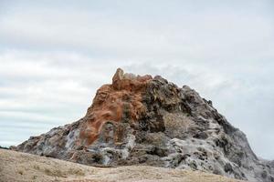 geyser a cupola bianca nel parco nazionale di Yellowstone foto