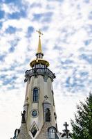 chiesa cristiana croce nell'alta torre del campanile per la preghiera foto