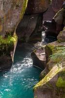 esaminando il torrente di valanghe in montana foto