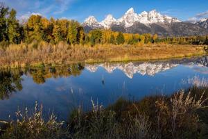 riflesso di grand tetons nel fiume serpente foto