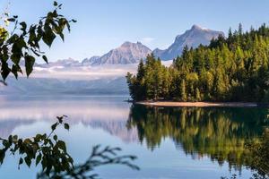 vista del lago mcdonald in montana foto