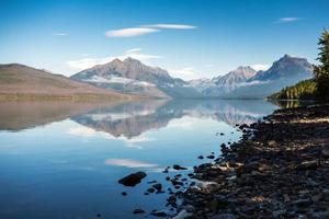 vista del lago mcdonald in montana foto