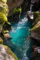 esaminando il torrente di valanghe in montana foto