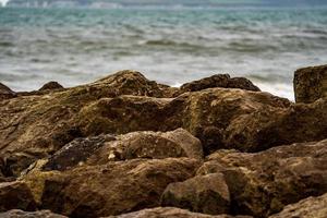 inguine di roccia con il mare sullo sfondo foto