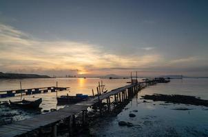 ponte di pescatori in legno all'alba foto