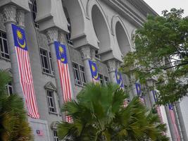 la bandiera della Malesia è decorata nell'edificio foto