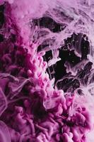 goccia di inchiostro colorato rosa in acqua, inchiostro che vortica dentro immagine di astrazione per sfondo o referente di colore. foto