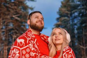 bella coppia felice nella foresta invernale coccole foto