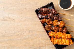 grigliata di pollo giapponese o yakitori serviti in stile izakaya foto