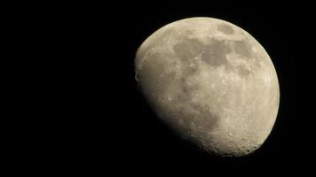 la luna nel cielo notturno. sfondo lunare nero. carta da parati con la luna. foto