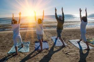 ginnastica sulla spiaggia di senigallia foto