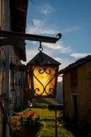 vecchia lanterna appesa al di fuori di un cottage foto