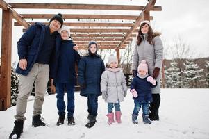 grande giovane famiglia con quattro bambini in una giornata invernale. foto