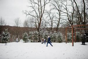 madre attraente con i suoi quattro figli in una giornata invernale. foto