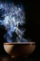 immagine del fumo che sale dal cibo sopra la tazza il concetto di cibo caldo. foto