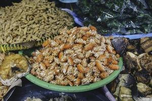 granchio di sabbia croccante o undur-undur laut goreng, snack di pesce fritti dalla spiaggia di gunung kidul, yogyakarta, indonesia. messa a fuoco selettiva e rumore della consistenza del cibo. foto