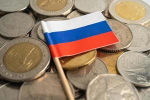 bandiera della russia su sfondo di monete, finanza e contabilità, concetto bancario. foto