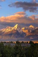 alba sopra i Grand Tetons nel wyoming foto