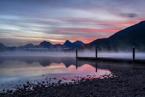 alba al lago mcdonald in montana foto