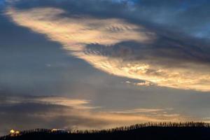 tramonto sul lago mcdonald in montana foto