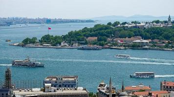 istanbul, turchia, 2018 - vista degli edifici lungo il bosforo a istanbul turchia il 24 maggio 2018 foto