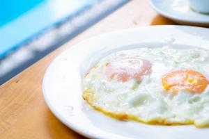 delizioso uovo fritto per la colazione del mattino foto