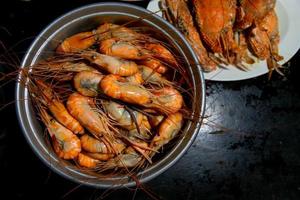 deliziosi frutti di mare di gamberi alla griglia sul tavolo foto