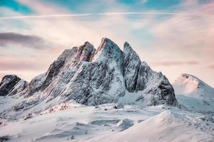 monte nevoso con cielo colorato sulla montagna segla nell'isola di senja in inverno in norvegia foto