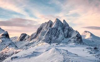 scenario della maestosa montagna di neve con impronta sulla collina di segla al mattino all'isola di senja foto