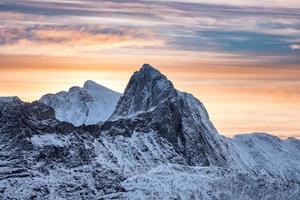 picco ripido di neve con cielo colorato foto