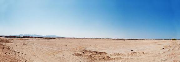 panorama di dune di sabbia e montagne d'egitto foto