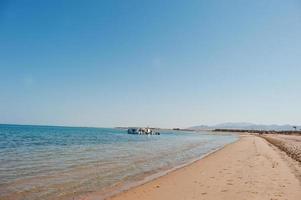 piccole navi sulla spiaggia in mare in una giornata di sole foto