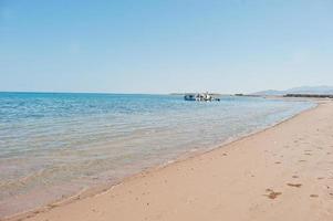 piccole navi sulla spiaggia in mare in una giornata di sole foto