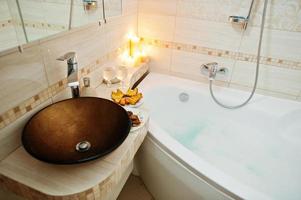 lavabo moderno in bagno con candele accese foto