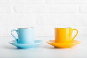 tazze colorate di caffè turco vista su studio bianco. stile minimale con spazio di copia. foto