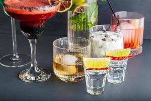 compilation di cocktail e bevande alcoliche dallo studio. foto