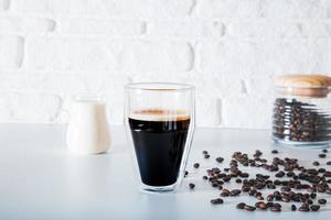 vista dettagliata del primo piano della crema del caffè con latte e fagioli. foto