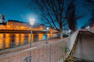 scena crepuscolare dal fiume parigi senna con colori fantastici durante il tramonto. foto