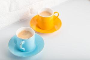 tazze colorate di caffè turco vista su studio bianco. stile minimale con spazio di copia. foto